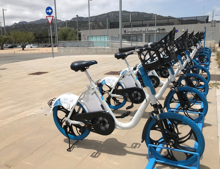 Bicicletes elèctriques, en el punt de recollida i entrega de l'estació de trens.