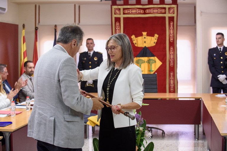 Assumpció Castellví ha rebut el bastó de comandament a mans del president de la mesa d’edat, Alfons Garcia, el fins ara alcalde