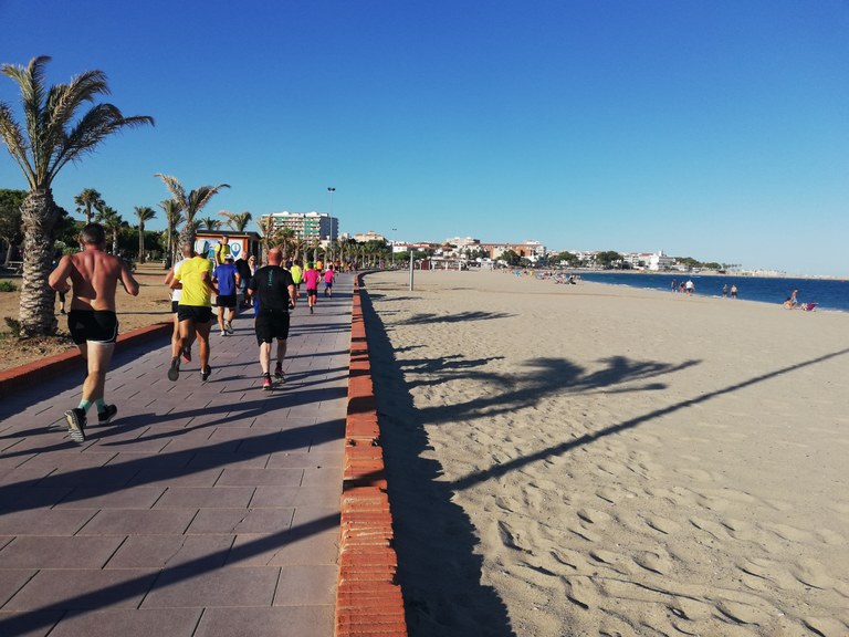 Fotografia d'arxiu de diversos participants, pel passeig marítim