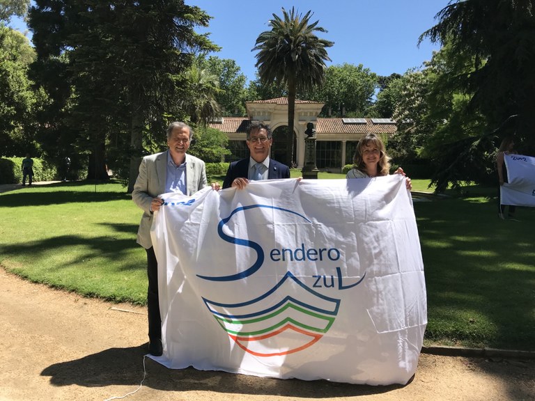 L'alcalde i la regidora de Turisme van rebre la bandera que acredita el guardó el passat 26 de maig a Madrid