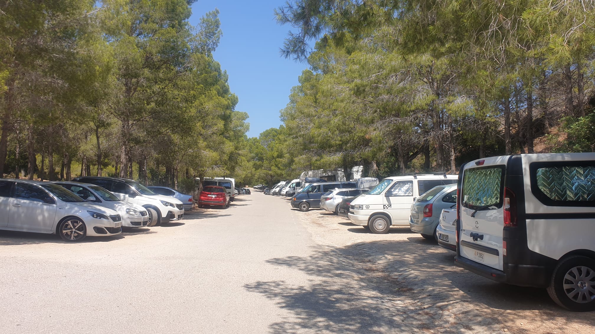 Els aparcaments de la zona de la platja del Torn tanquen a les nits com a mesura de protecció de l’entorn natural i evitar les conductes incíviques