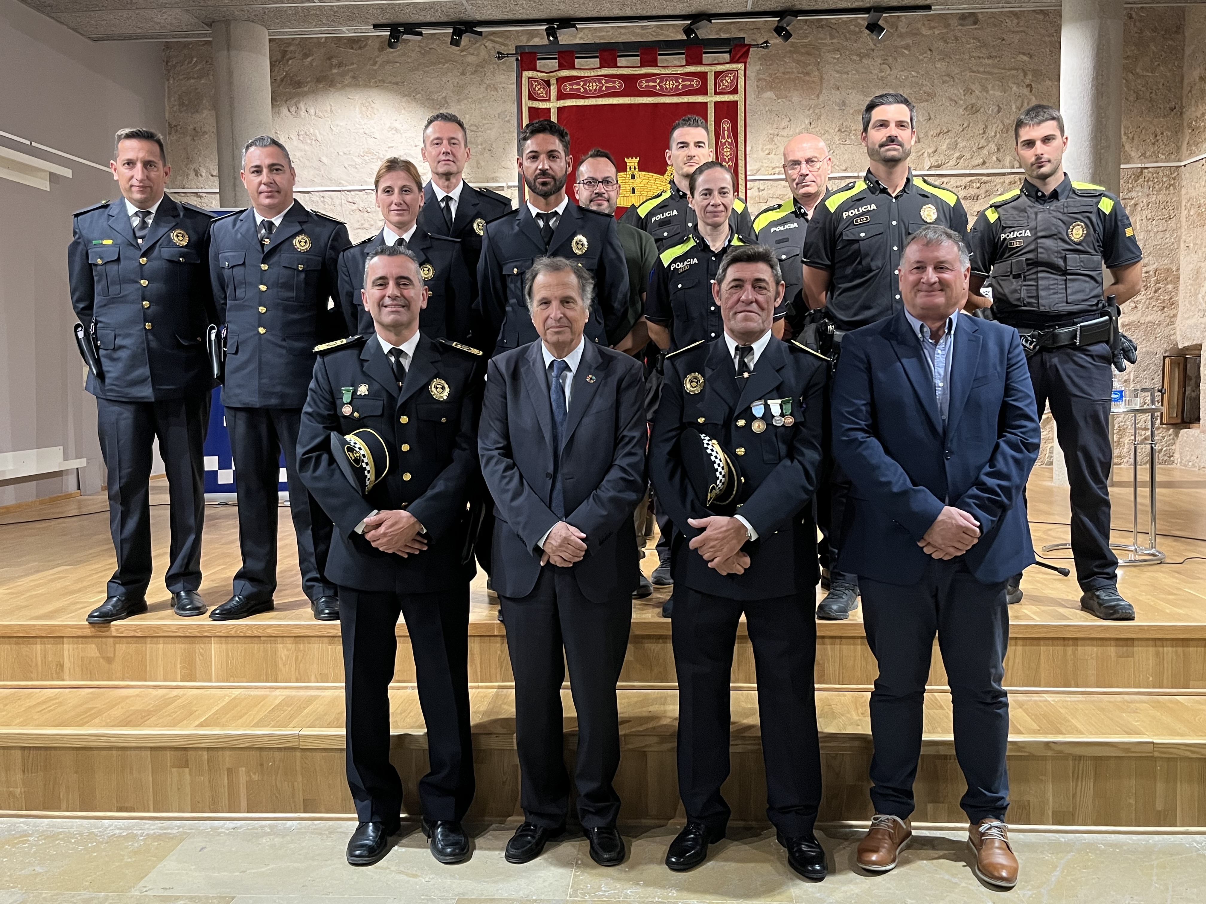 La plantilla de la Policia Local amb l'antic i el nou cap