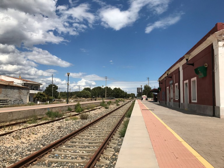 La via de tren i actualment en desús i l'antiga estaciós