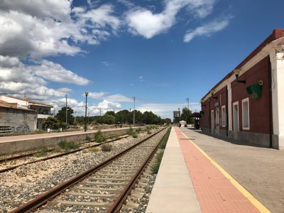 La via de tren i actualment en desús i l'antiga estaciós