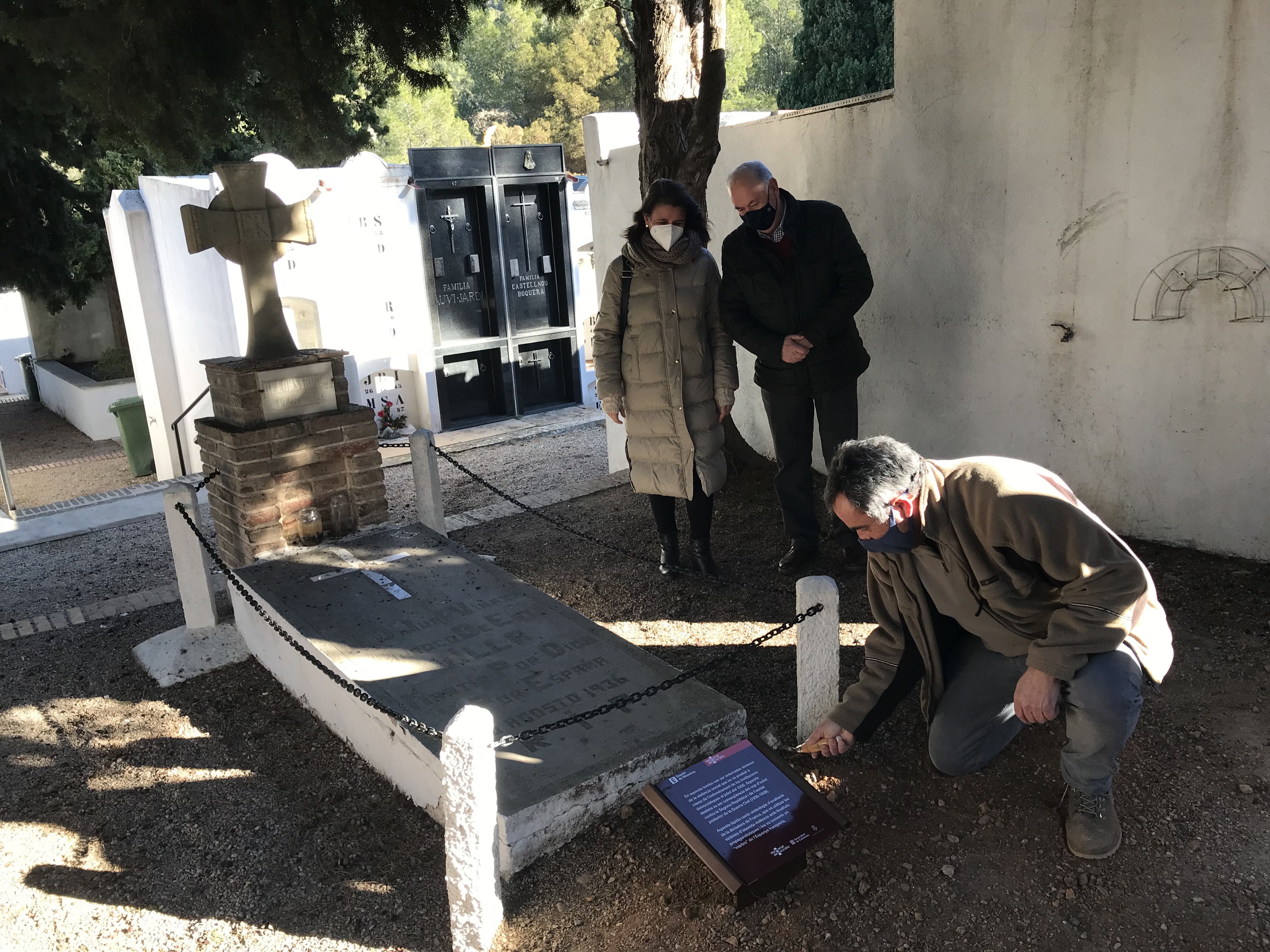 L’Ajuntament de Vandellòs i l’Hospitalet de l’Infant senyalitza la tomba de mossèn Vinaixa amb l’assessorament del Memorial Democràtic