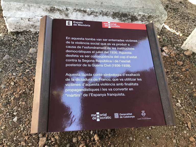 La placa instal·lada amb el text que reinterpreta la làpida