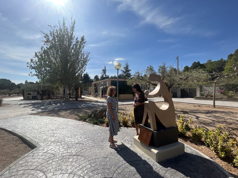 L'espai de dol s'ha ubicat en un lloc ben visible del cementiri de l'Hospitalet de l'Infant