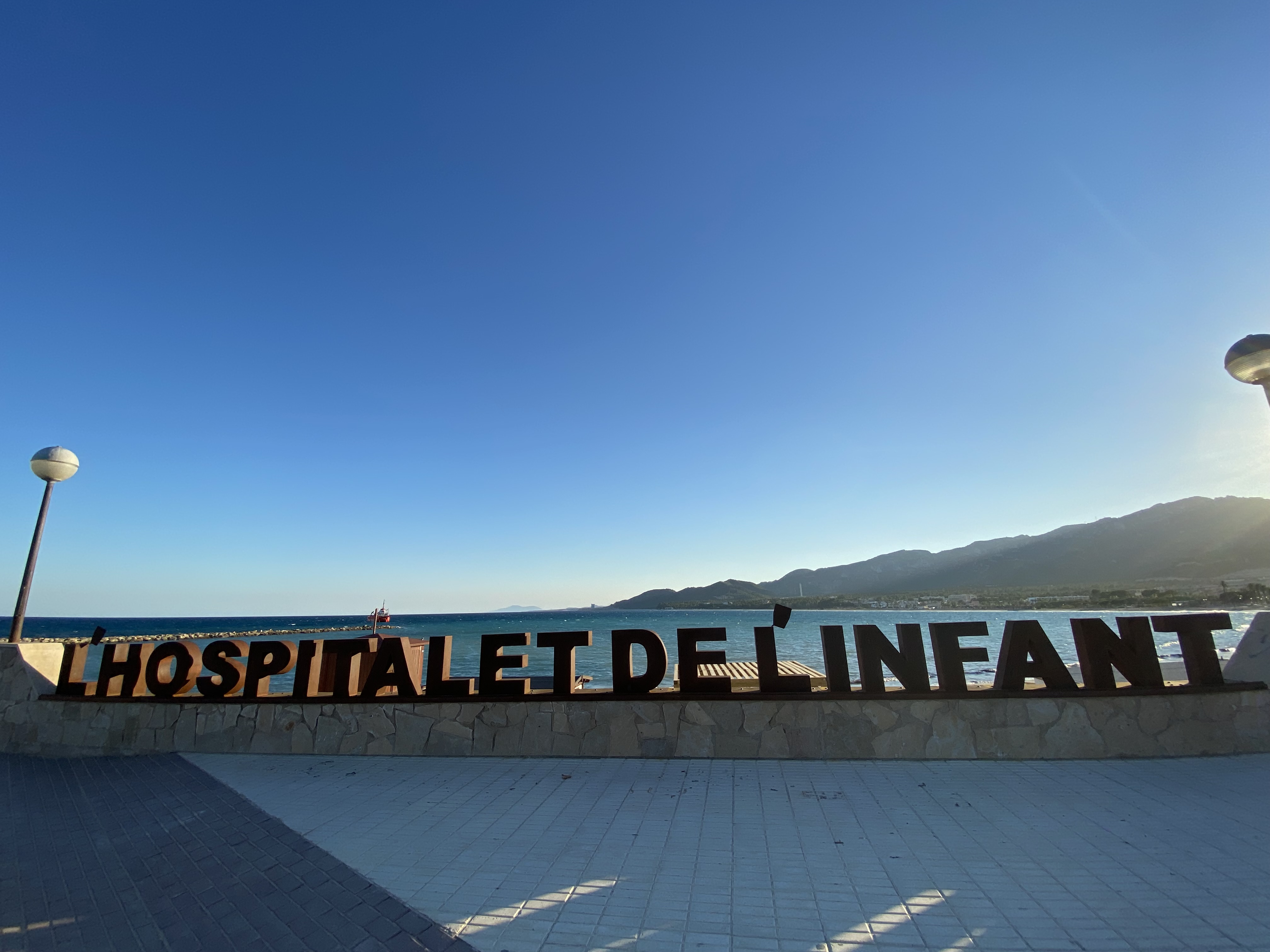 Les lletres gegants de l'Hospitalet de l'Infant que s'han col·locat davant de la Plaça de la Marina