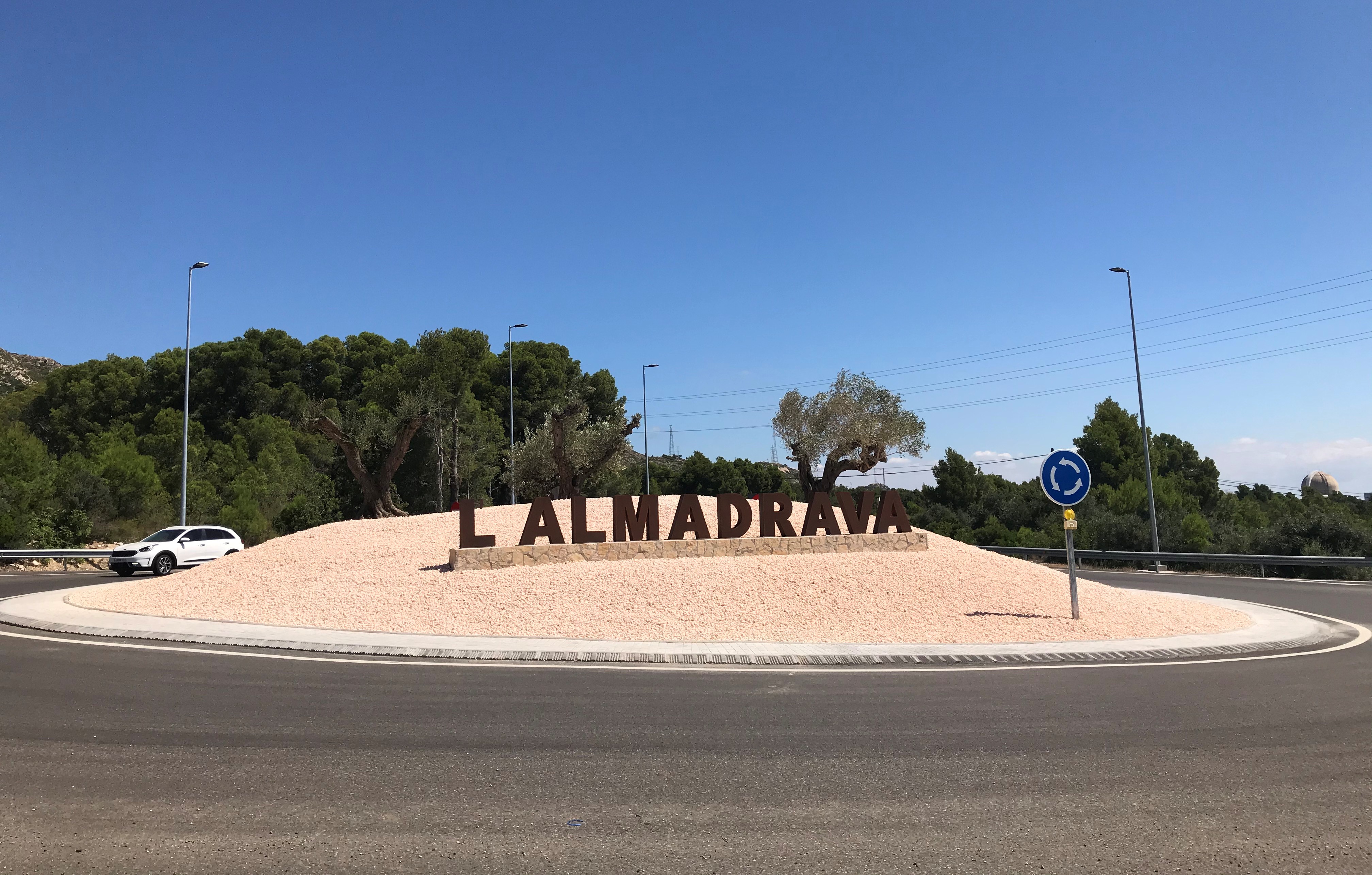 La rotonda d'accés a l'Almadrava amb les lletres del topònim