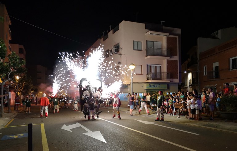 Imatge d'arxiu de la cercavila de foc per Sant Pere 