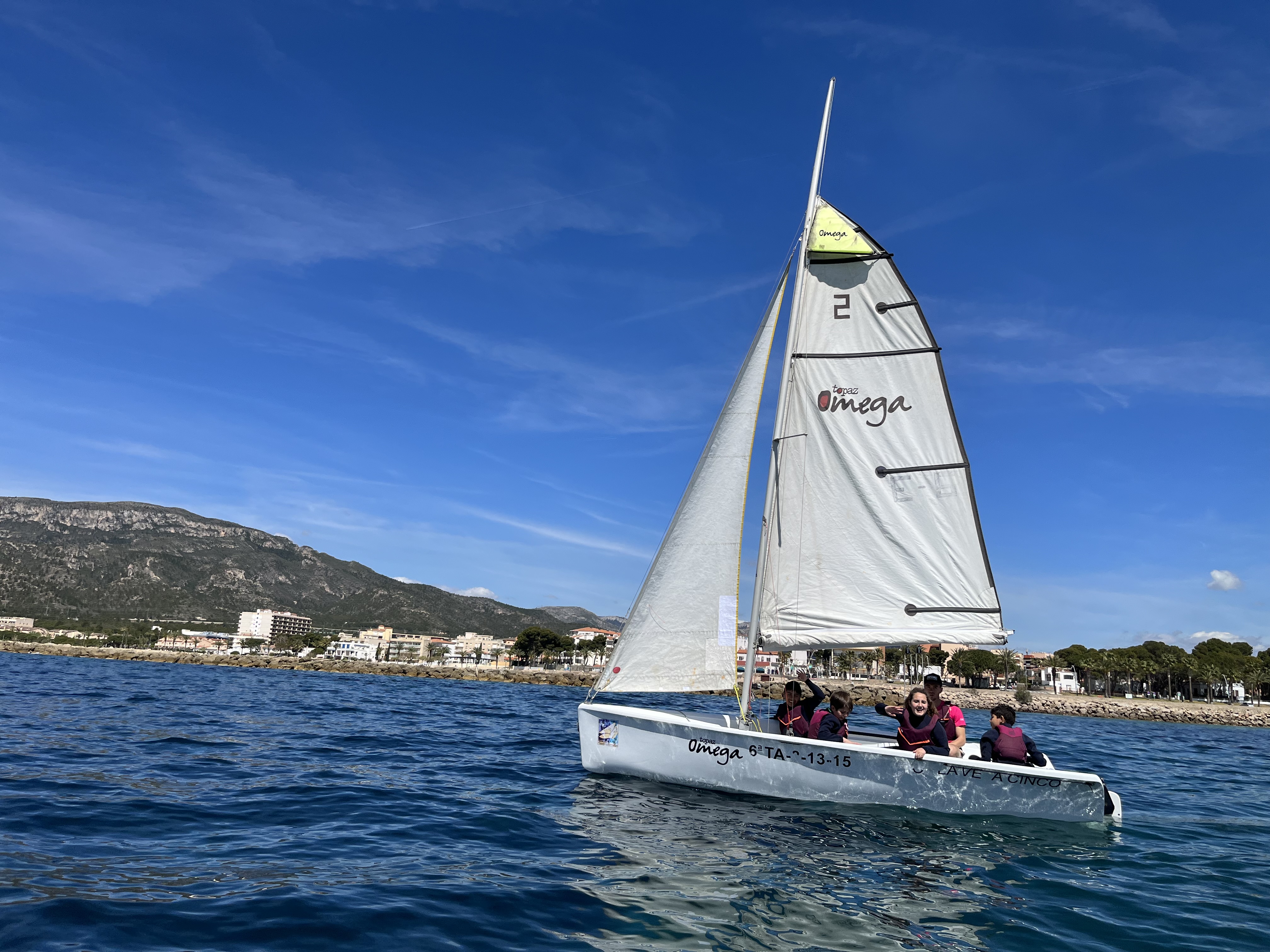 Una vuitantena d’alumnes de Vandellòs i l’Hospitalet de l’Infant està participant en el programa de vela Esport Blau Escolar