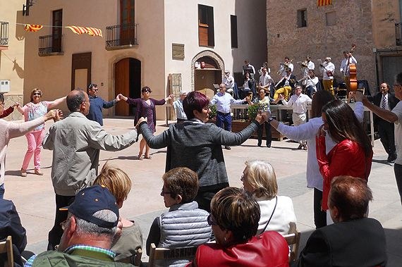 Sardanes a la Plaça Drs. Gil-Vernet