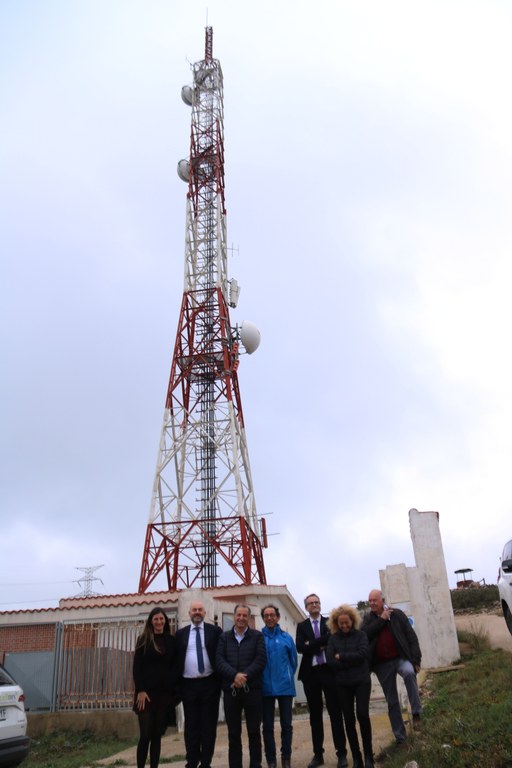 El director de Catalunya Ràdio i dels Mitjans Digitals de la CCMA, Saül Gordillo; i l'alcalde de Vandellòs i l'Hospitalet de l'Infant, Alfons Garcia Rodríguez, acompanyats pe regidor d’Obres i Serveis, Frederic Escoda; i pels responsables del servei per part del CTTI i Cellnex, l'empresa proveïdora del transport del senyal.
