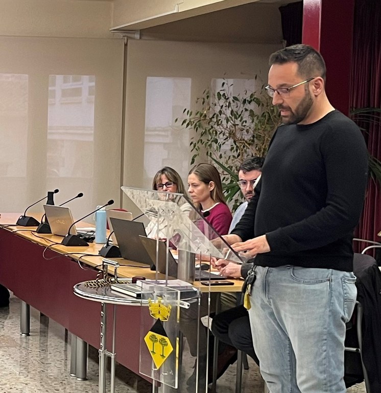 Imatge de la presa de possessió del nou regidor del PSC Aarón Pueyo