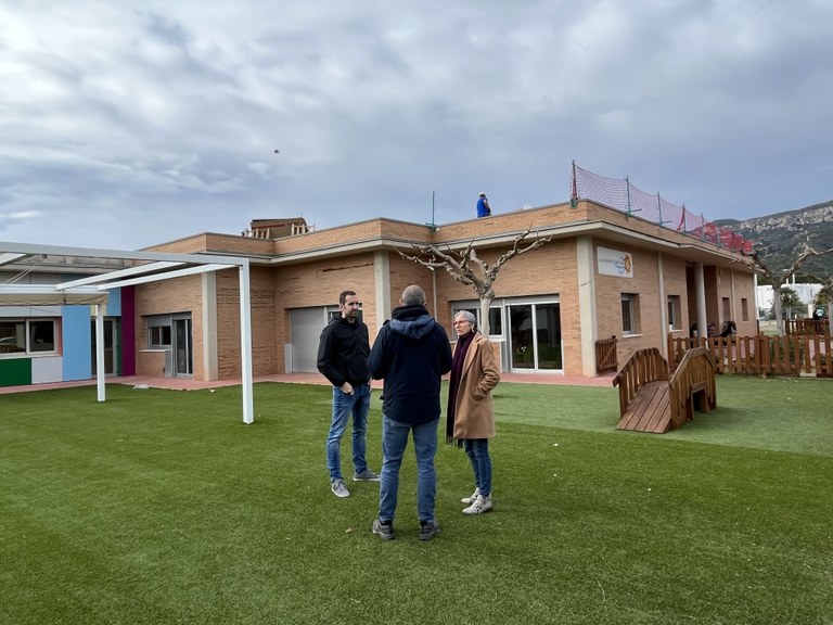 L'alcaldessa i el regidor de Promoció Econòmica, amb el director facultatiu de l'obra d'instal·lació de la planta fotovoltaica
