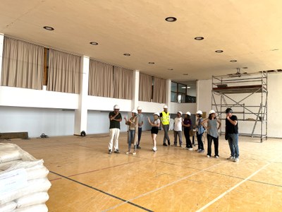 L'alcaldessa i la regidora d'Esports i Ensenyament han visitat les obres amb la direcció de l'obra, l'arquitecte que va redactar el projecte i l'arquitecte municipal