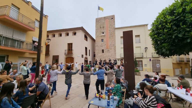 Imatge d'arxiu de les sardanes a la Plaça Drs. Gil Vernet
