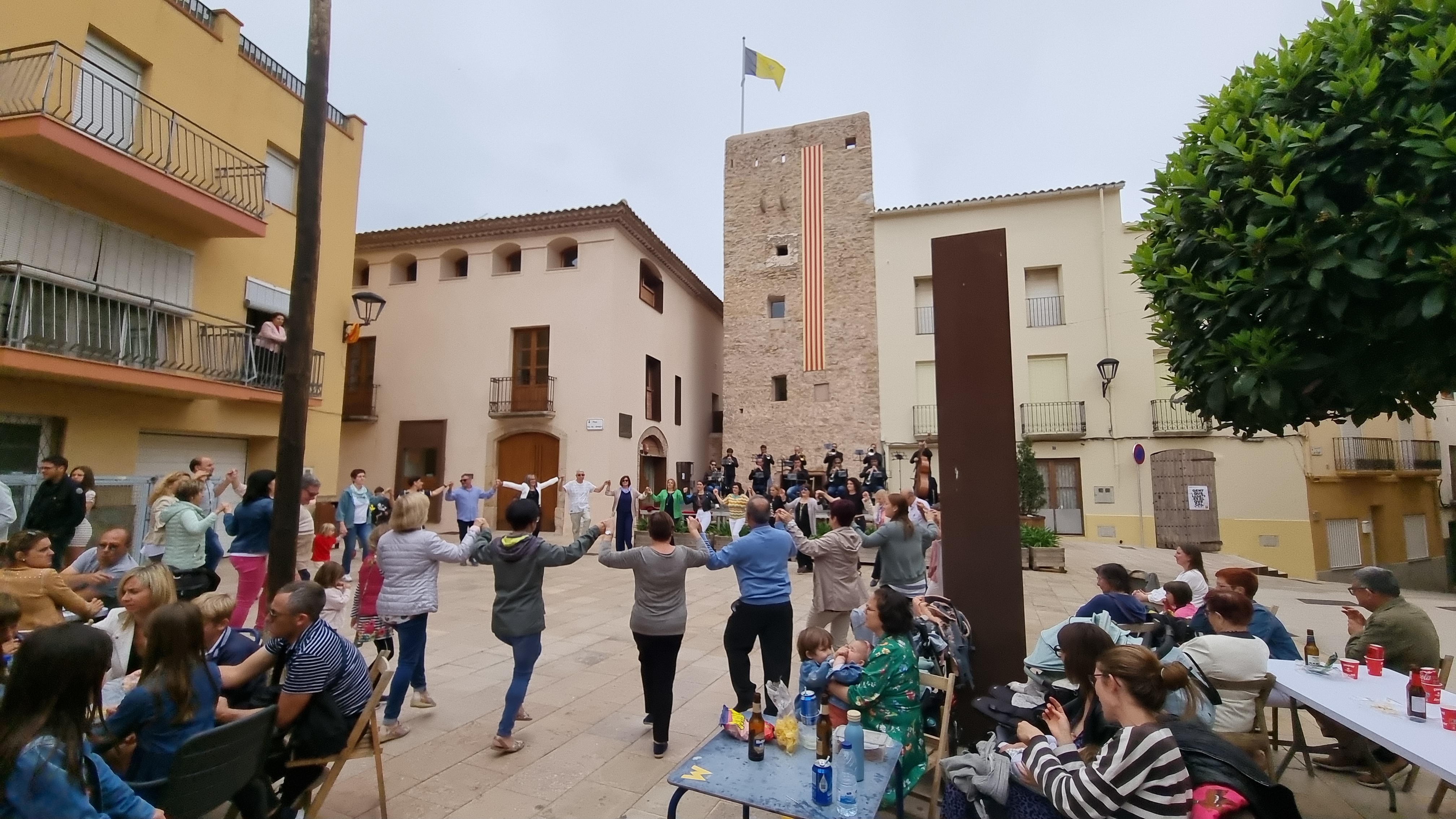 Imatge d'arxiu de les sardanes a la Plaça Drs. Gil Vernet