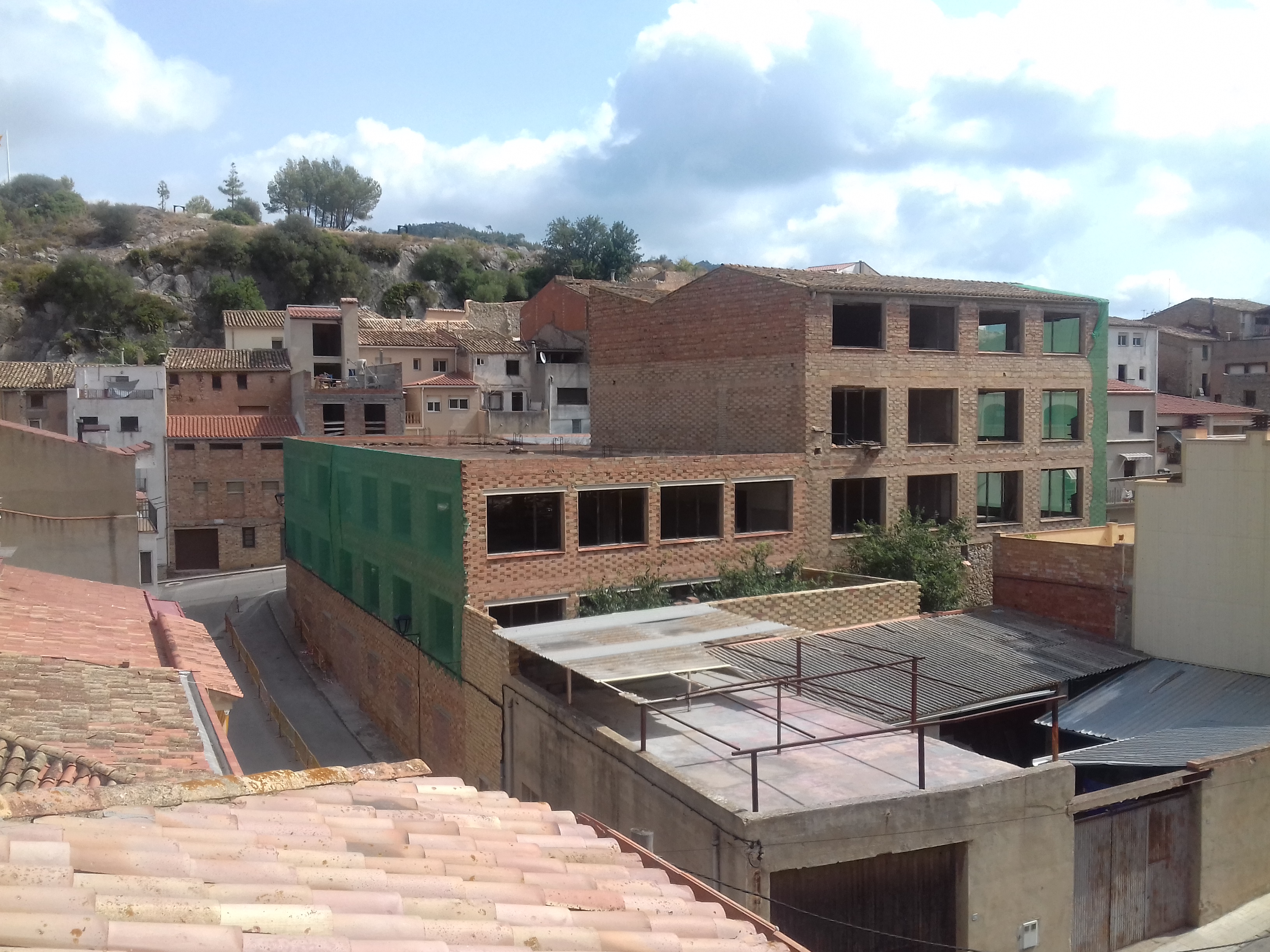 L’Ajuntament començarà a enderrocar aquesta setmana l’antiga granja abandonada de Vandellòs situada al centre del poble