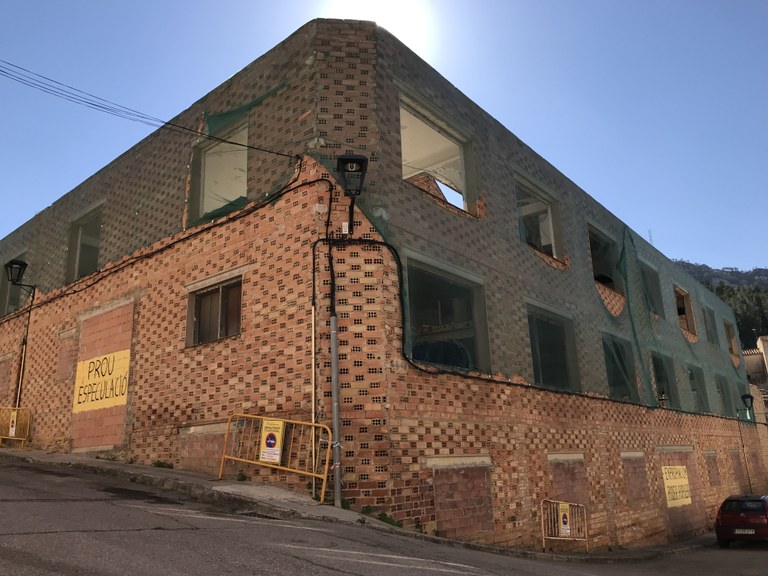 L'edifici està ubicat en un solar de 985 metres quadrats de superfície