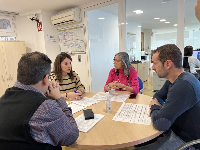 A l'esquerra, la tècnica de gestió de la nova oficina, en una reunió amb l'alcaldessa, el regidor de l'Àrea de Promoció Econòmica i el gerent d'IDETSA.