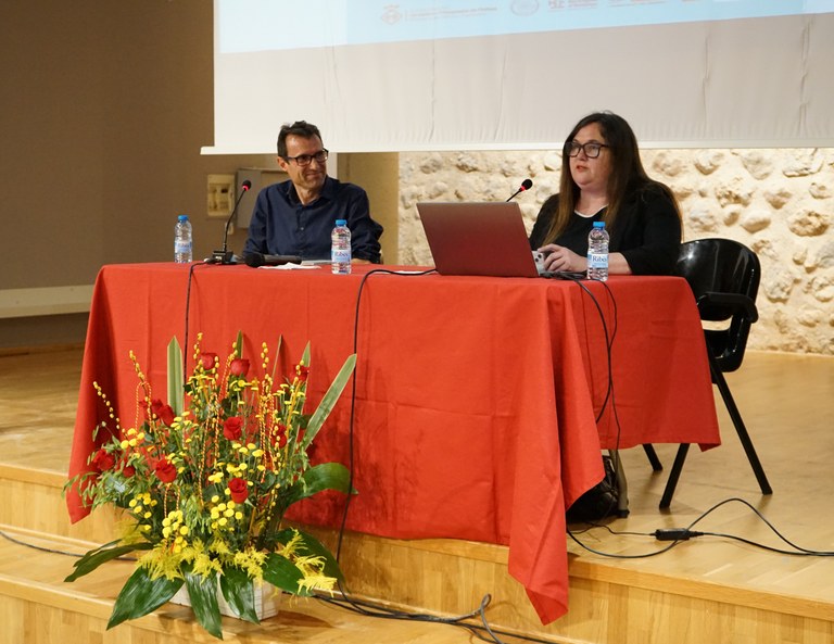 La il·lustradora Evelyn Roca, parlant