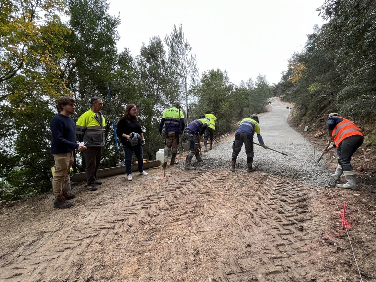 Una imatge dels treballs de pavimentació.