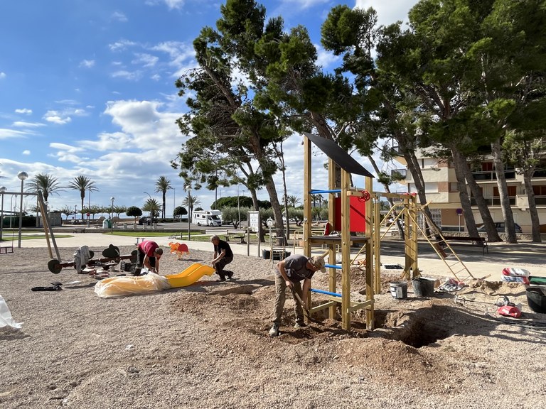 Imatge dels treballs de substitució d'un dels jocs infantils al parc de la Plaça dels Pins