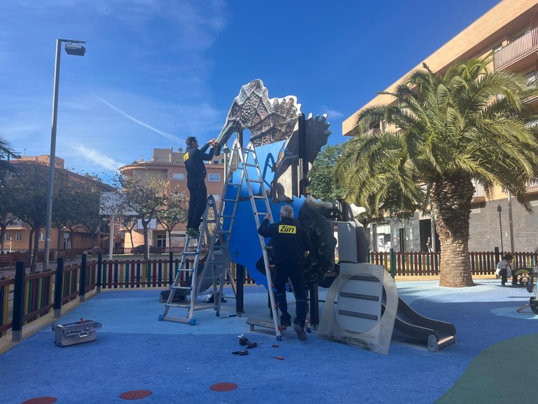 Imatge de la renovació dels vinils de les figures festives al parc de la Plaça de l'Almadrava