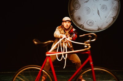 Imatge de l'espectacle "Ànsia per volar" de @macadenoia