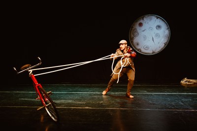 Imatge de l'espectacle "Ànsia per volar" de @macadenoia