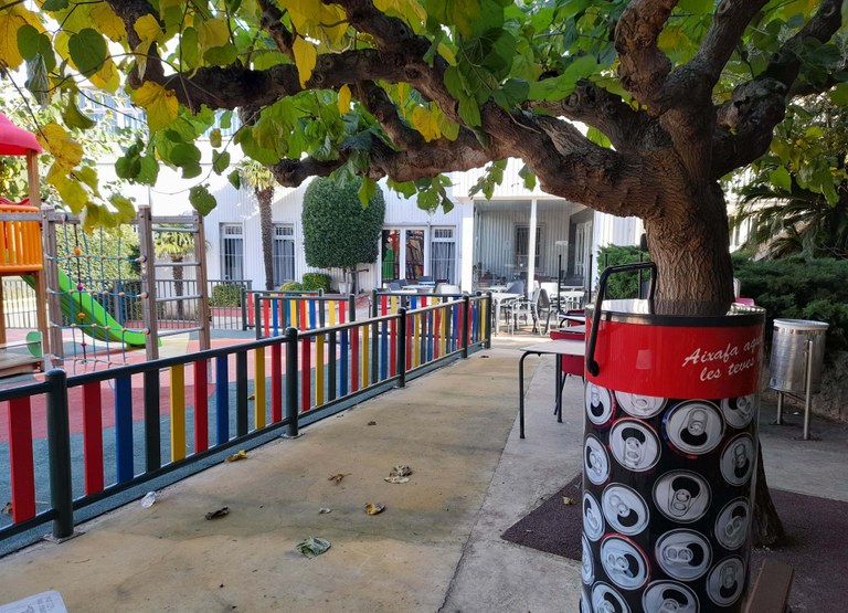 Màquina instal·lada al costat del pavelló esportiu de Vandellòs