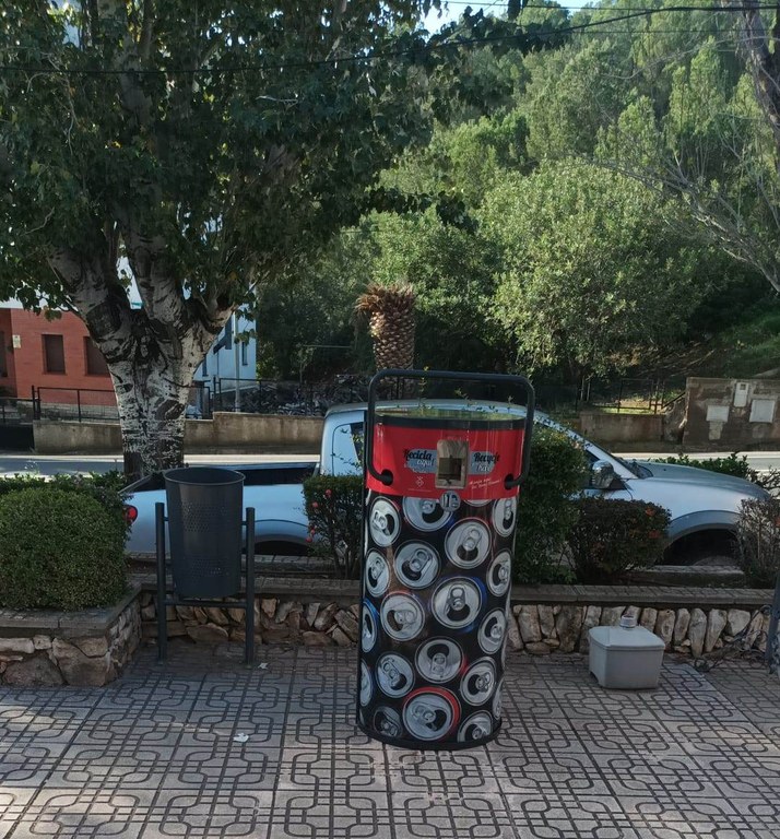 Màquina instal·lada al costat del Casal del Puvill de Masriudoms