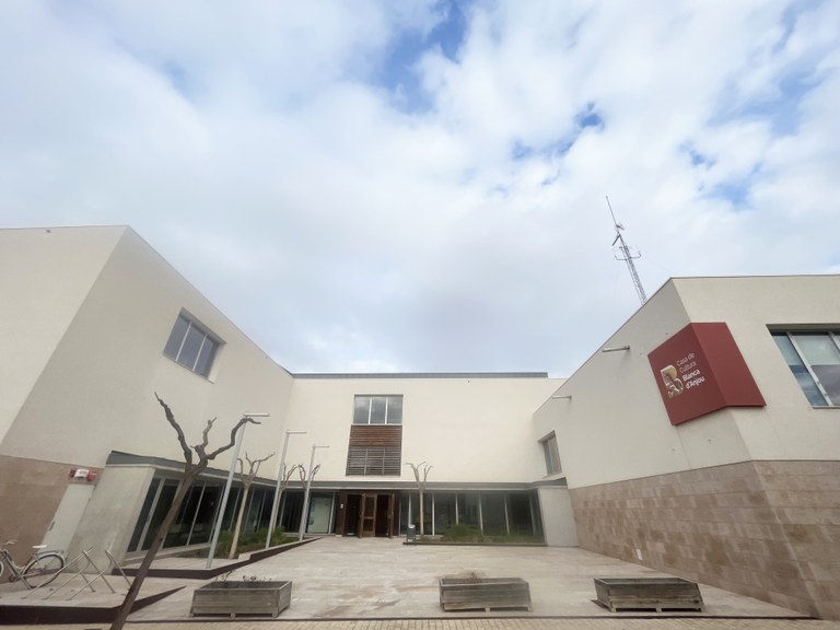 Façana de la Casa de Cultura Blanca d'Anjou, on s'ha ubicat aquest nou servei