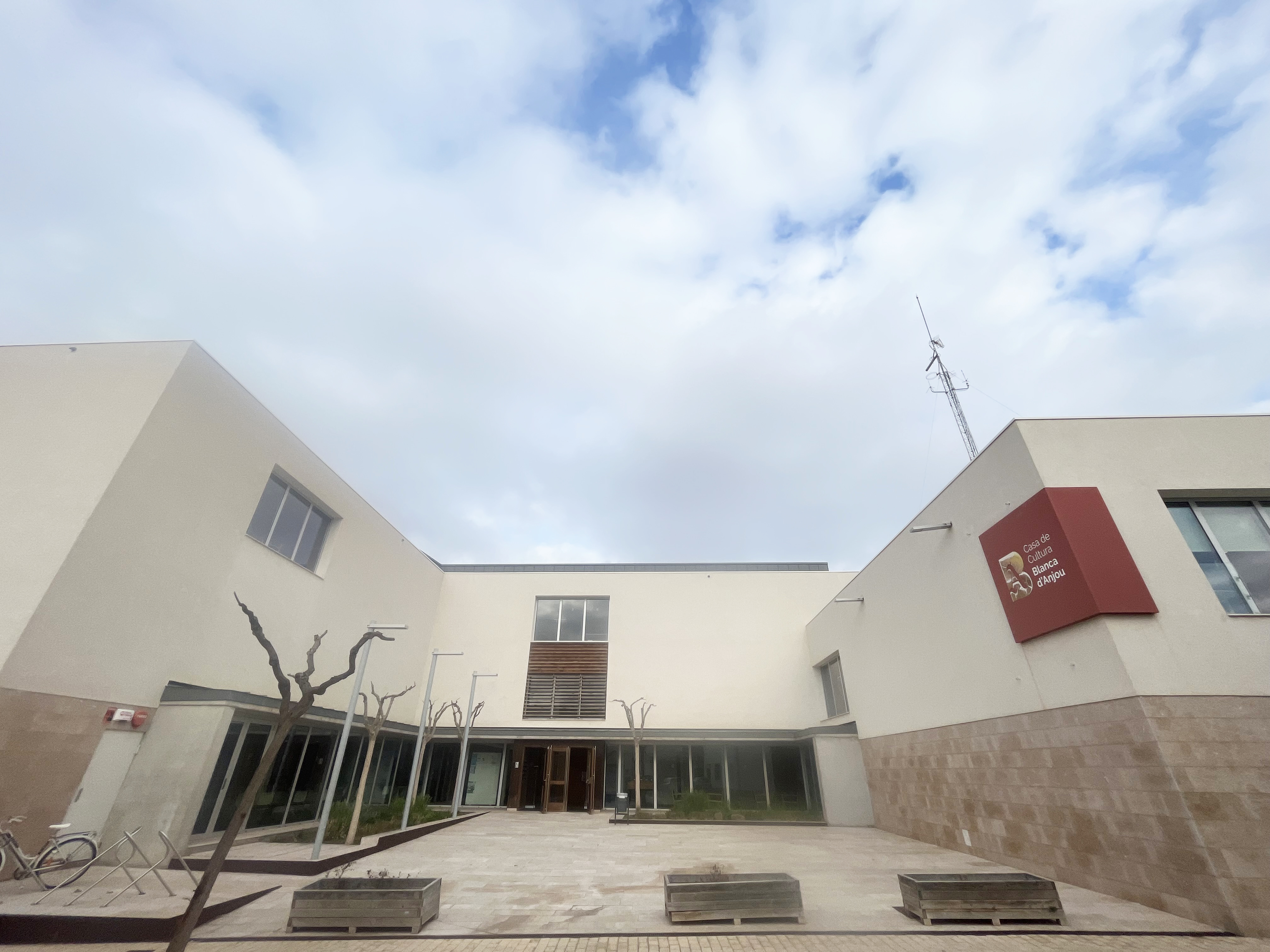 Façana de la Casa de Cultura Blanca d'Anjou, on s'ha ubicat aquest nou servei