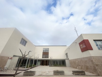 Façana de la Casa de Cultura Blanca d'Anjou, on s'ha ubicat aquest nou servei