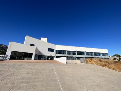 El vestíbul de la piscina coberta de l'Hospitalet de l'Infant és un dels refugis climàtics