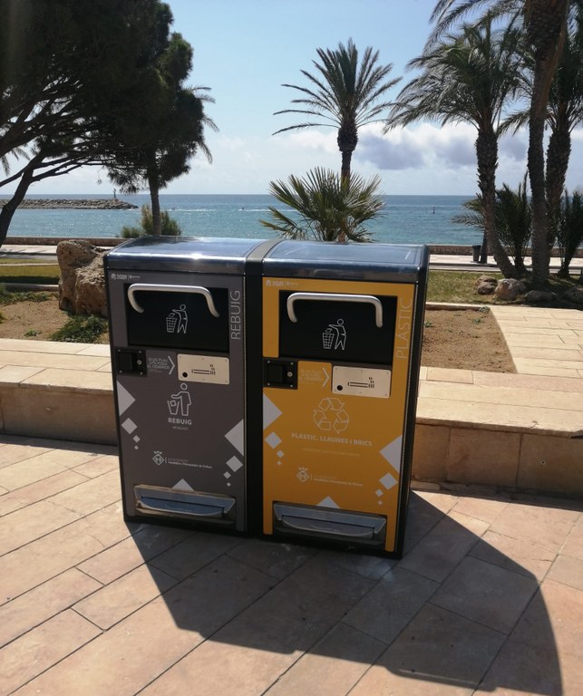 Les paperes solars que hi ha a la Plaça de la Marina
