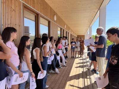 L'arquitecte municipal explicant les característiques de l'edifici, a la terrassa coberta