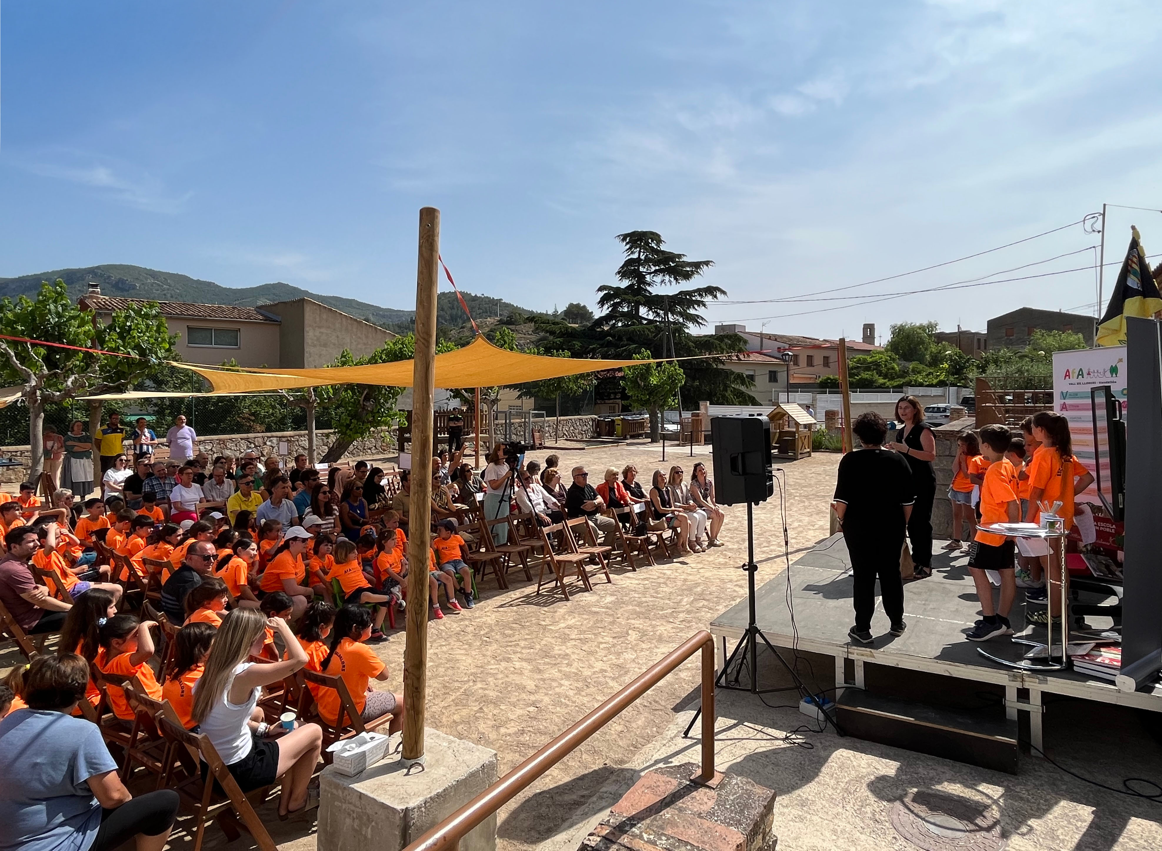 L'acte del lliurament del guardó s'ha celebrat al pati de l'escola