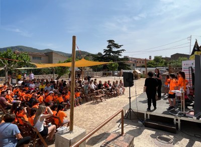 L'acte del lliurament del guardó s'ha celebrat al pati de l'escola