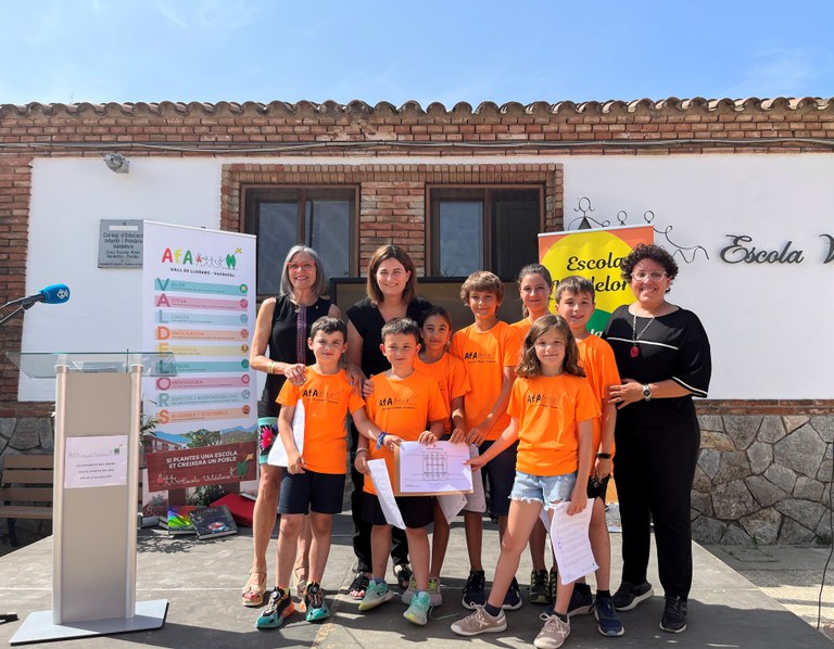La Directora General de Govern Obert i l'alcaldessa, amb la directora i els representants de l'alumnat