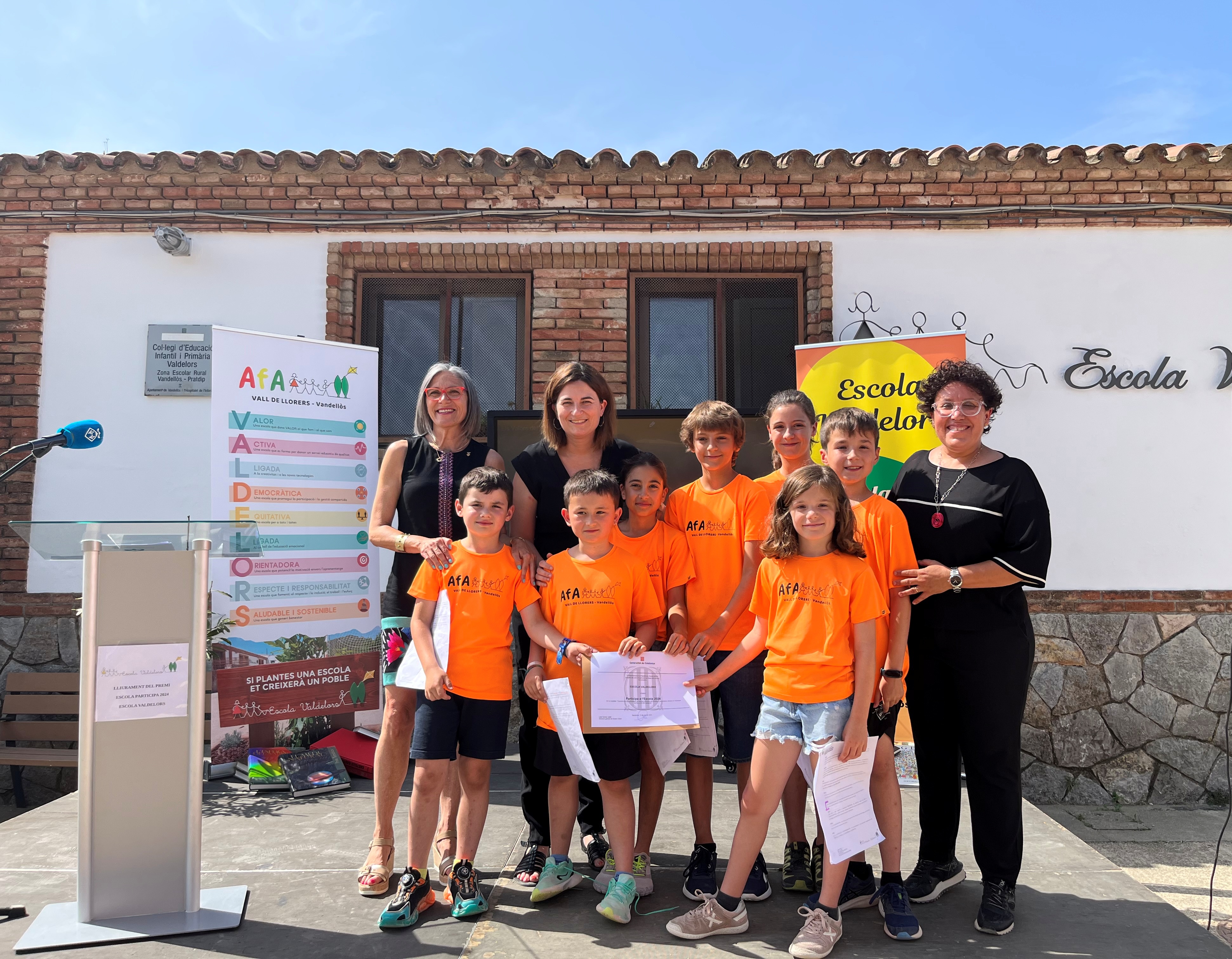 La Directora General de Govern Obert i l'alcaldessa, amb la directora i els representants de l'alumnat