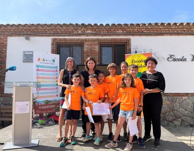 La Directora General de Govern Obert i l'alcaldessa, amb la directora i els representants de l'alumnat