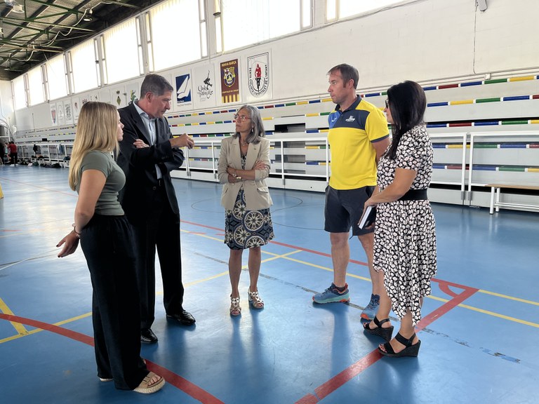 El president de la Federació Catalana de Ball Esportiu amb l'alcaldessa, la regidora d'Esports i els tècnics municipals d'Esports