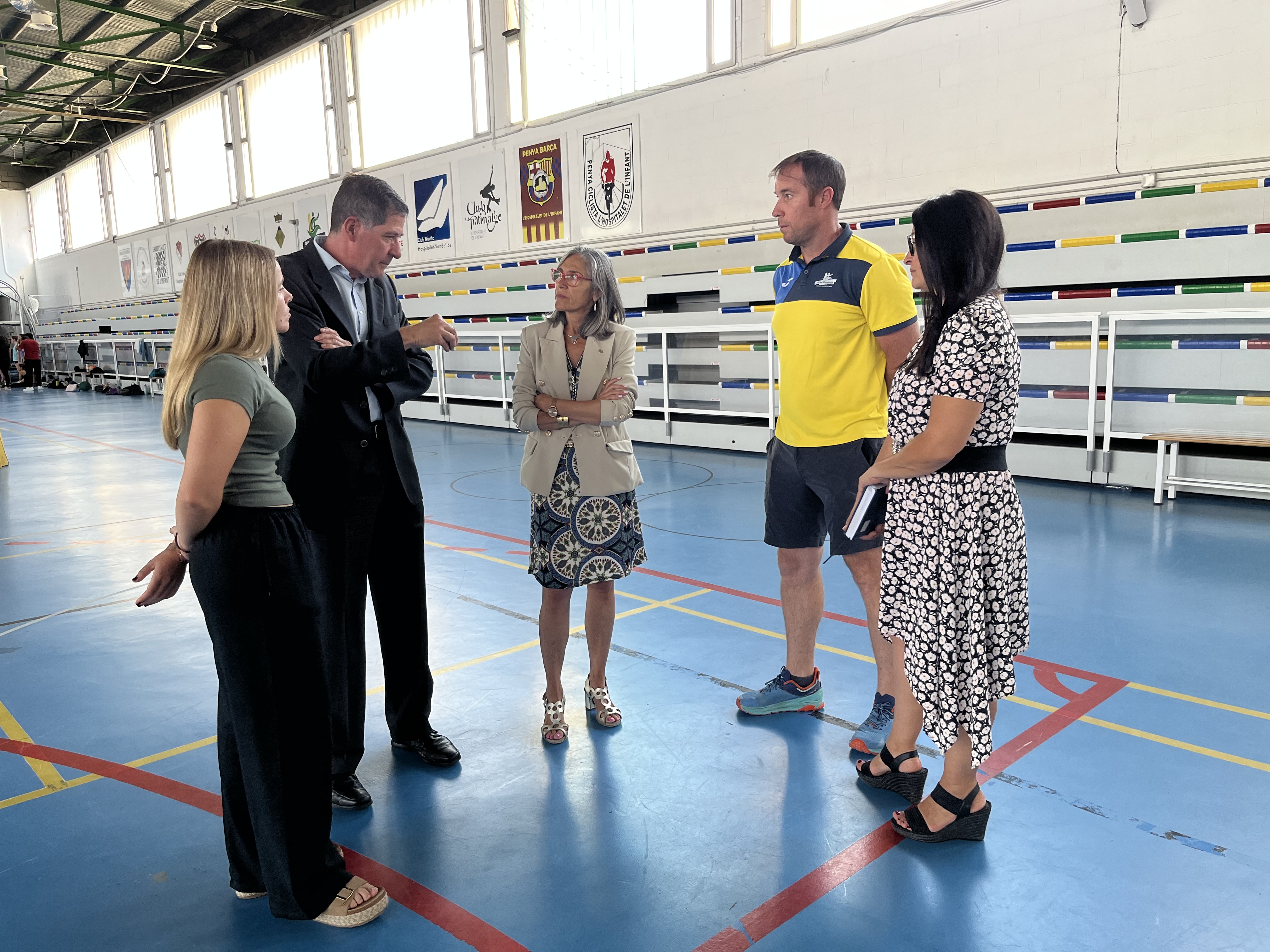 El president de la Federació Catalana de Ball Esportiu amb l'alcaldessa, la regidora d'Esports i els tècnics municipals d'Esports