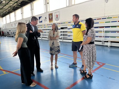 El president de la Federació Catalana de Ball Esportiu amb l'alcaldessa, la regidora d'Esports i els tècnics municipals d'Esports