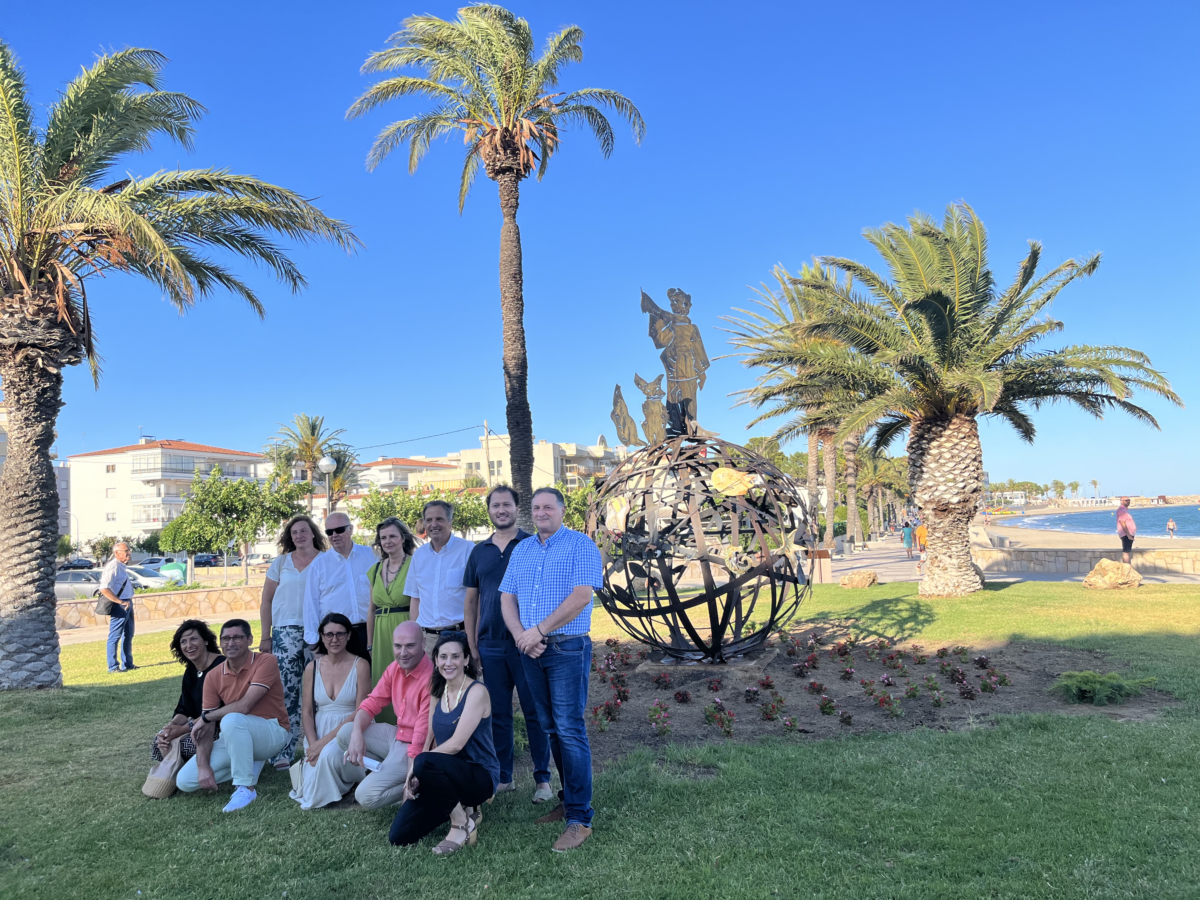 L’Hospitalet de l’Infant homenatja l’autor de "El Petit Príncep" amb una escultura de l’artista David Callau al passeig marítim