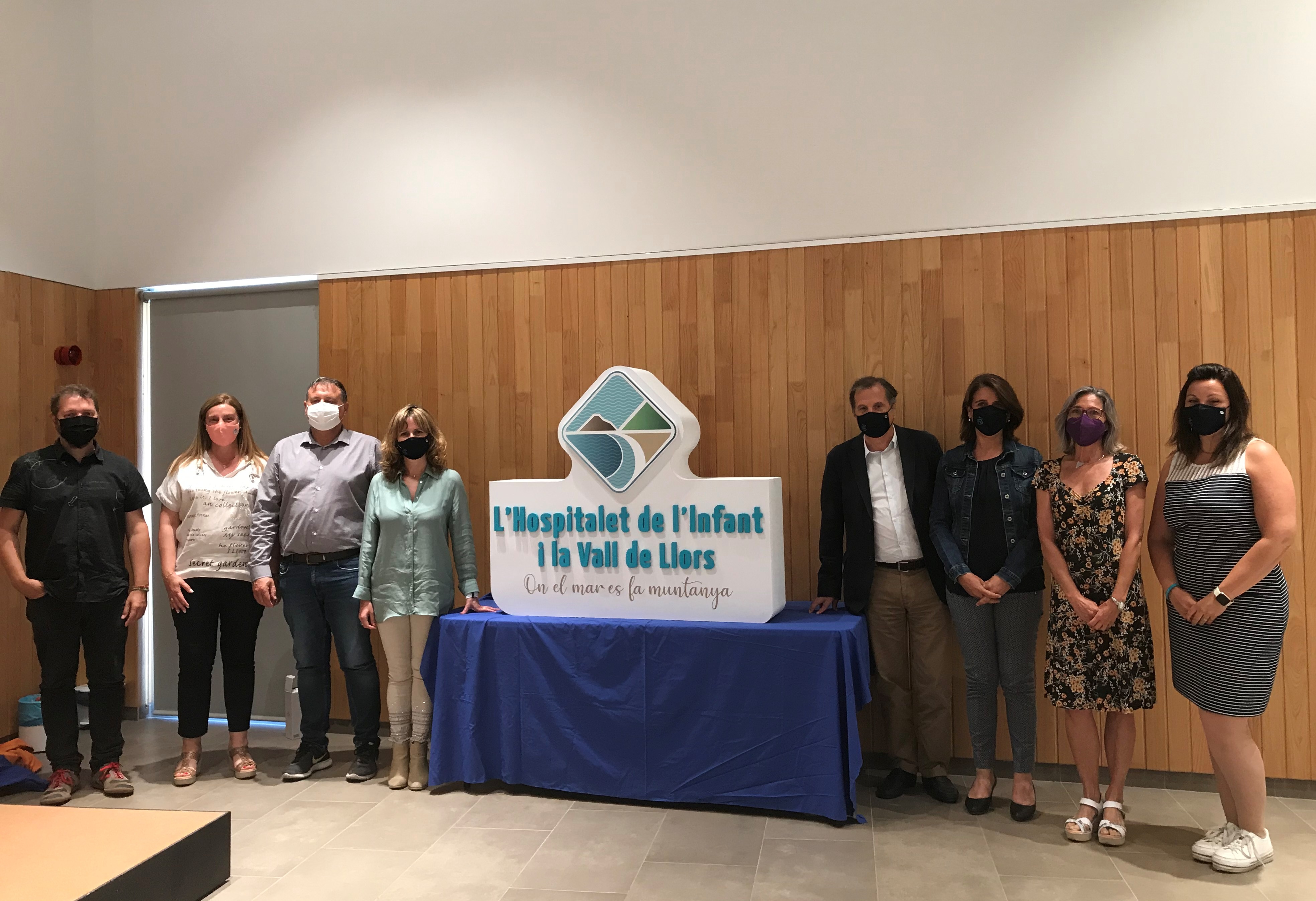 Els representants municipals i de l'empresa Simbòlic amb el nou logo de Turisme