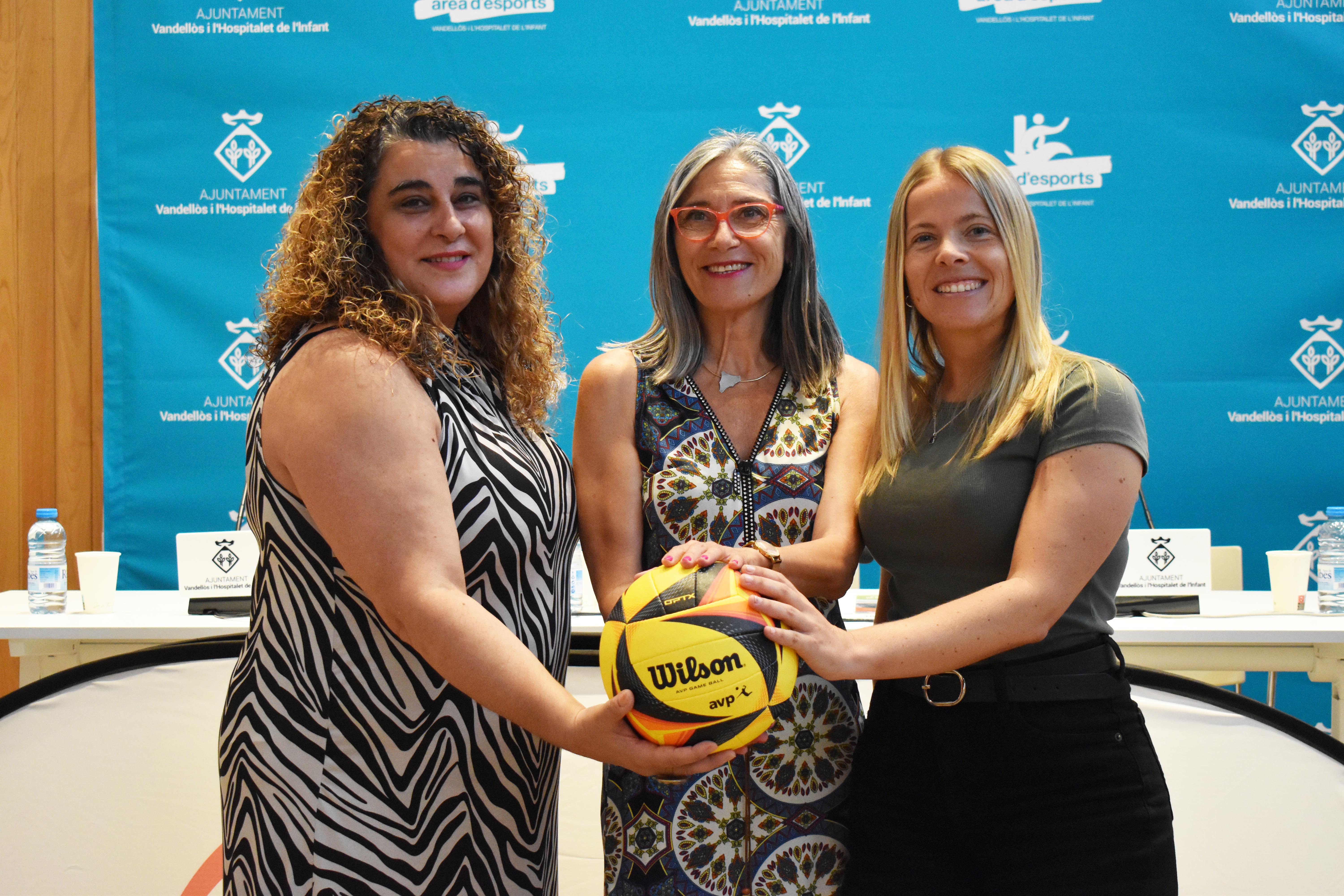La presidenta de la Federació Catalana de Voleibol, l'alcaldessa de Vandellòs i l'Hospitalet de l'Infant i la regidora d'Esports